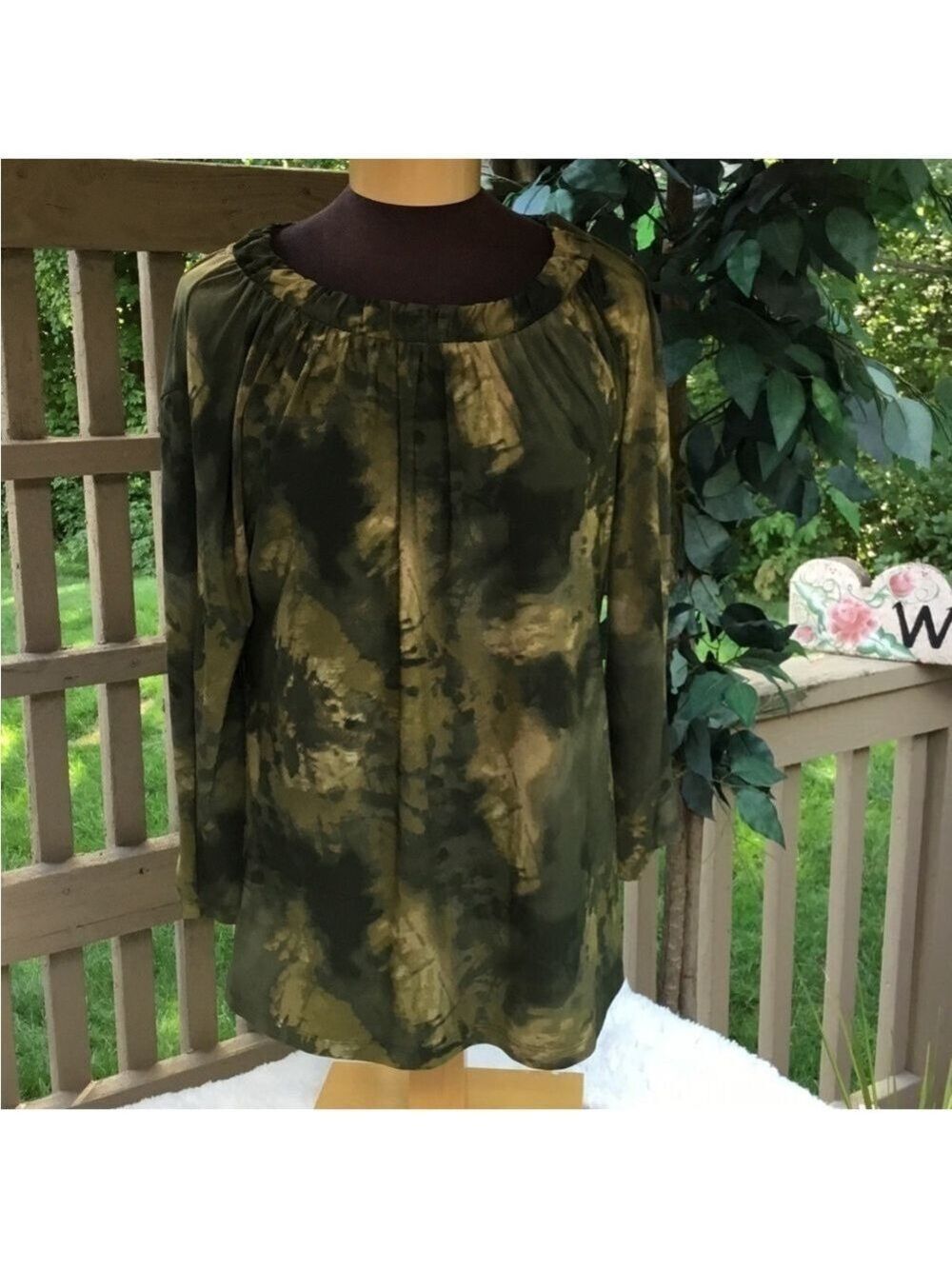Daisy Fuentes 3/4 sleeve pullover blouse Woman’s Large camo colors